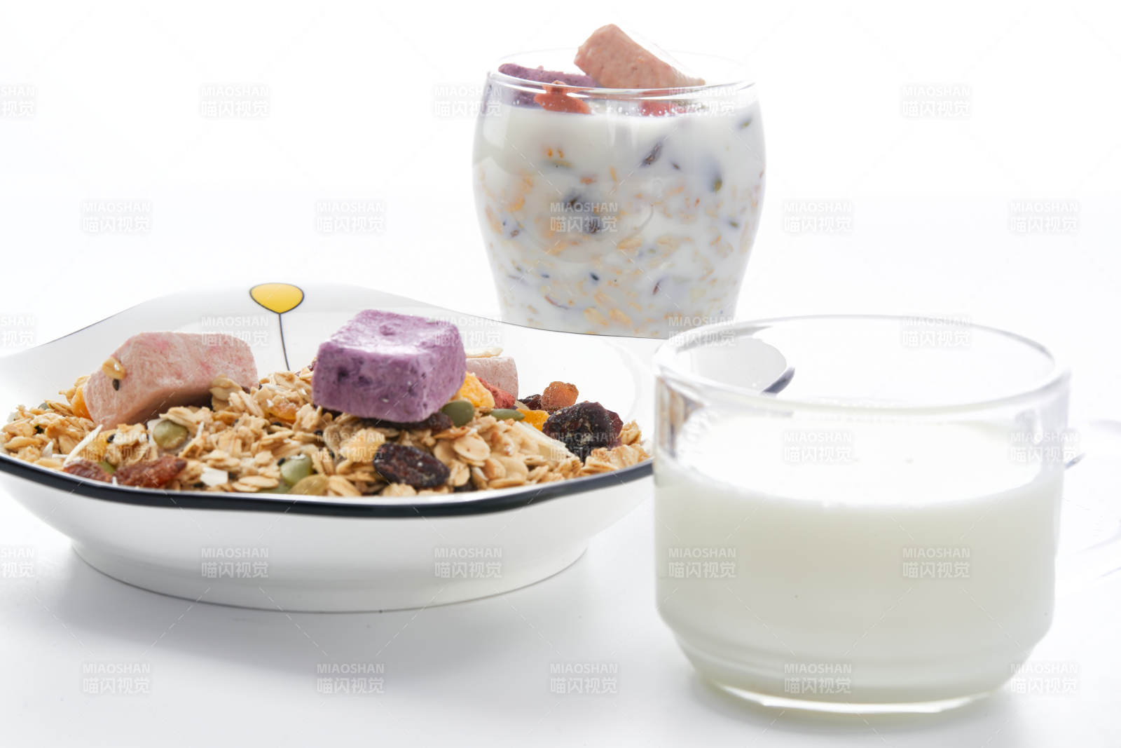 美味健康的营养早餐坚果混合烤燕麦