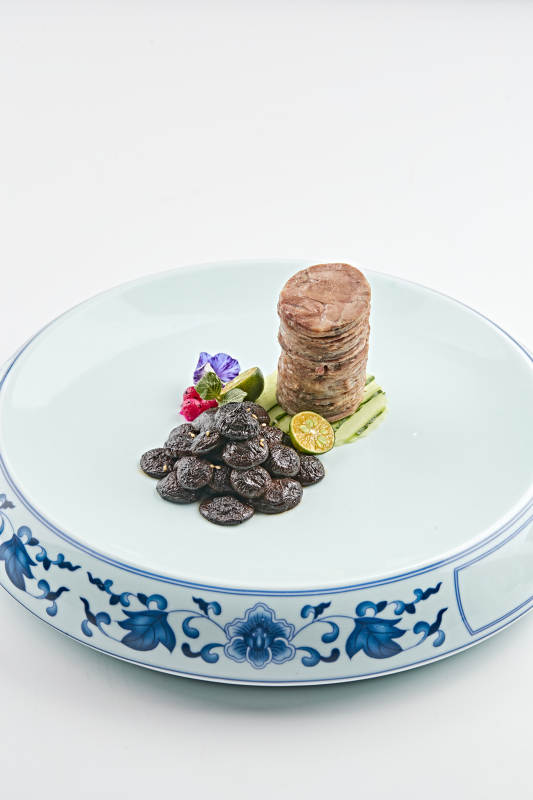 青花瓷盘装的酱腌口蘑配压肘花