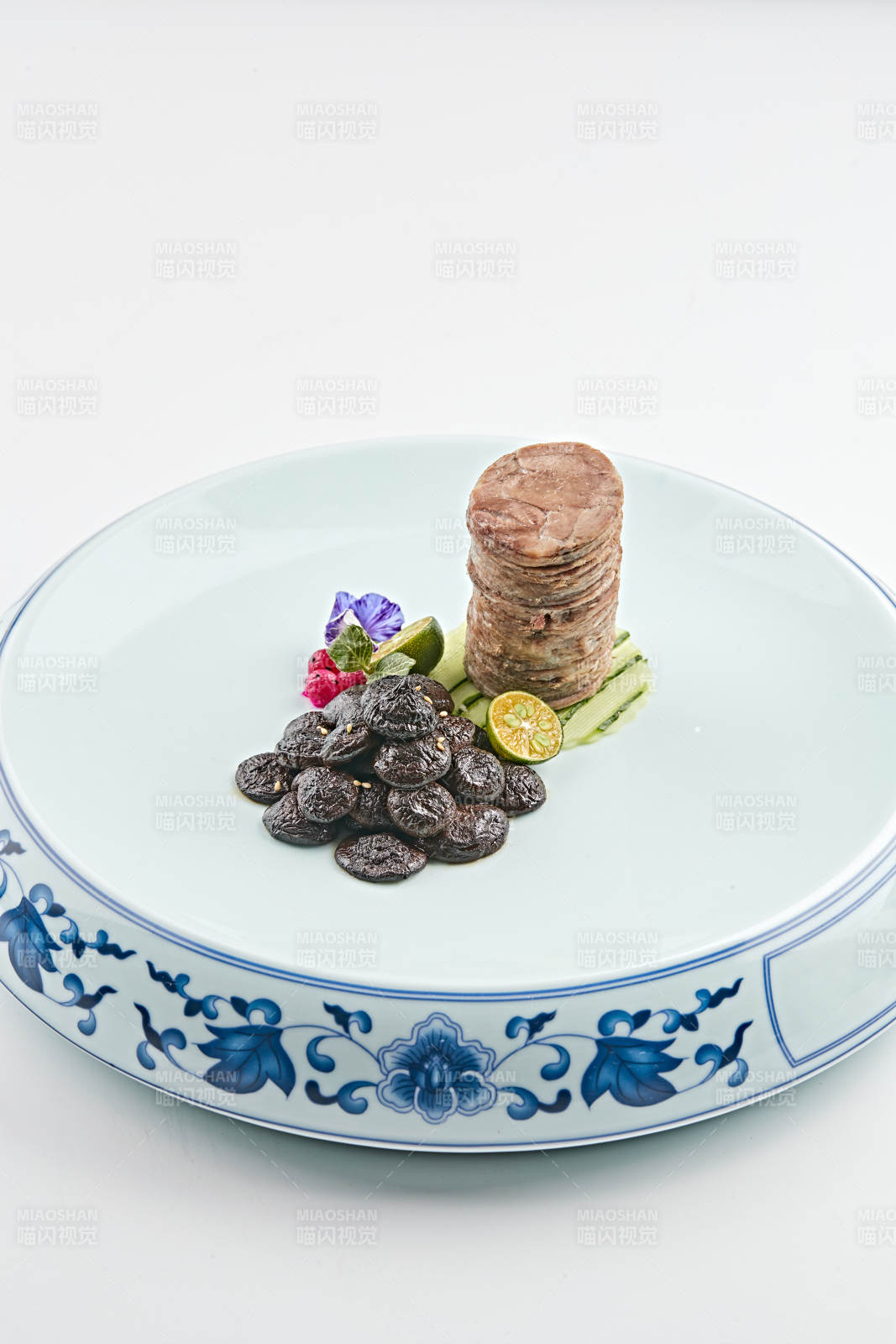 青花瓷盘装的酱腌口蘑配压肘花
