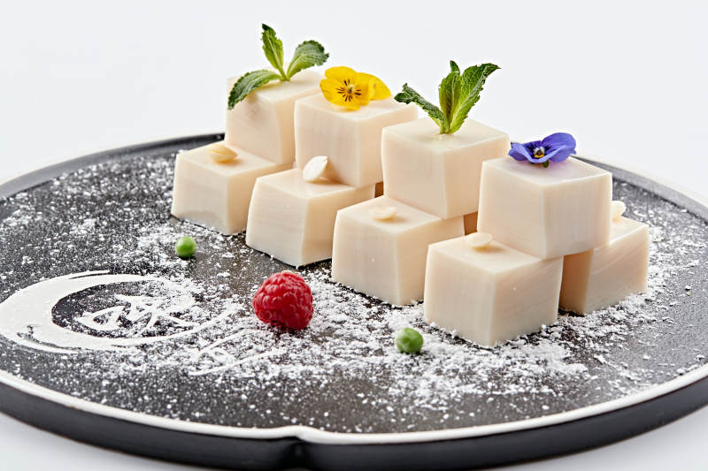 精美餐具装的自制杏仁豆腐