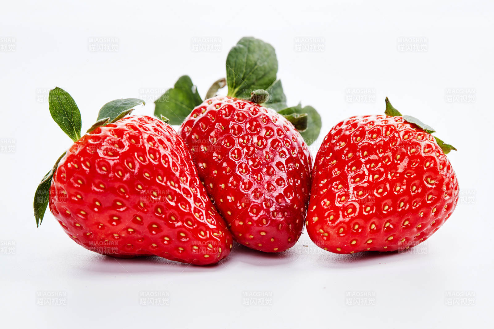 白色背景上擺放的新鮮草莓
