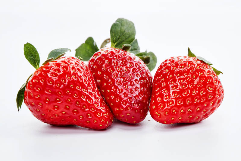 白色背景上摆放的新鲜草莓
