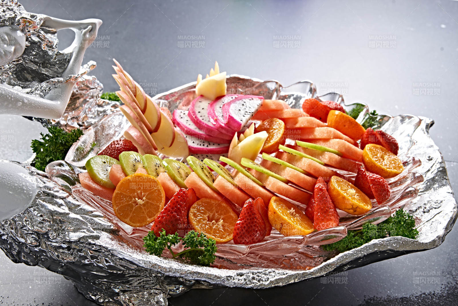 精美餐具装的的水果盘