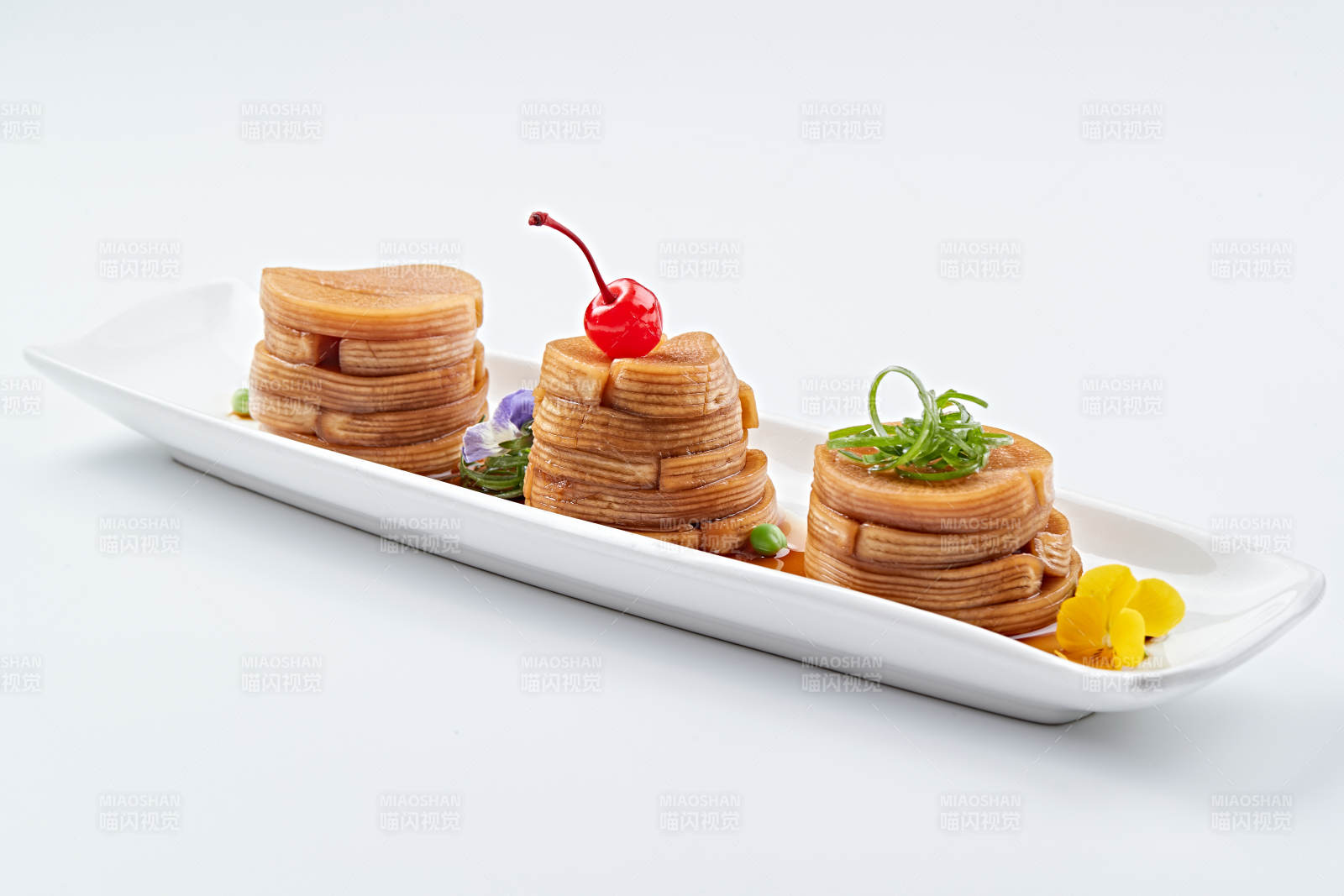 白色瓷盘装的腌渍萝卜