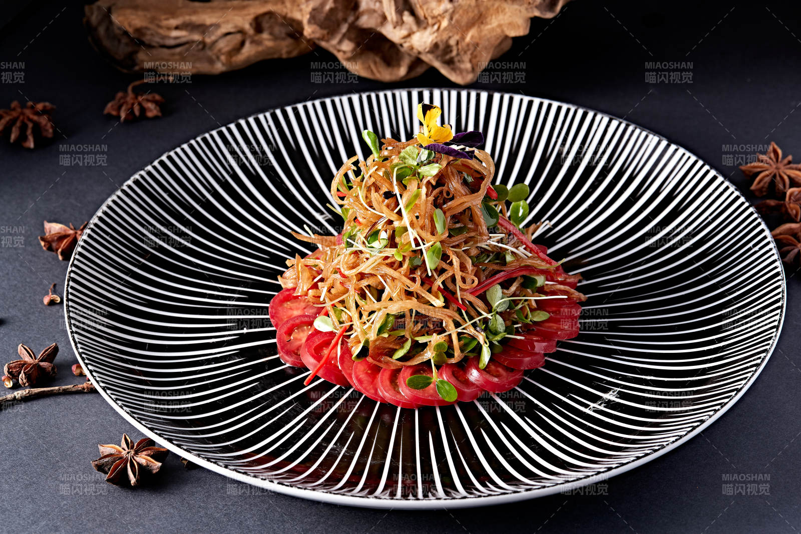 香椿苗熗拌杏鮑菇絲配圣女果