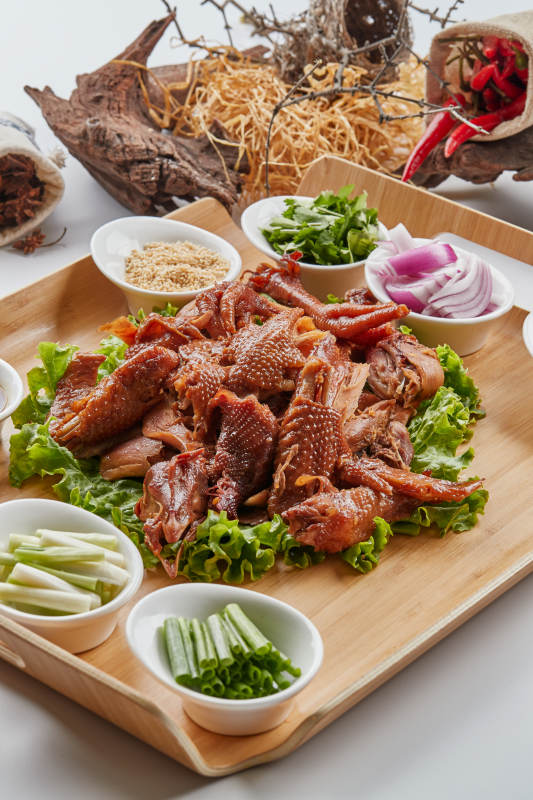 木质托盘装的手撕熏柴鸡