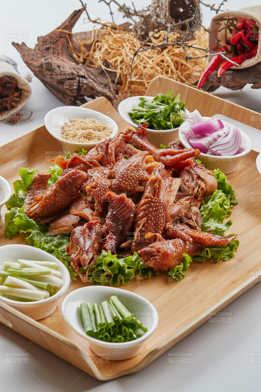 木質托盤裝的手撕熏柴雞