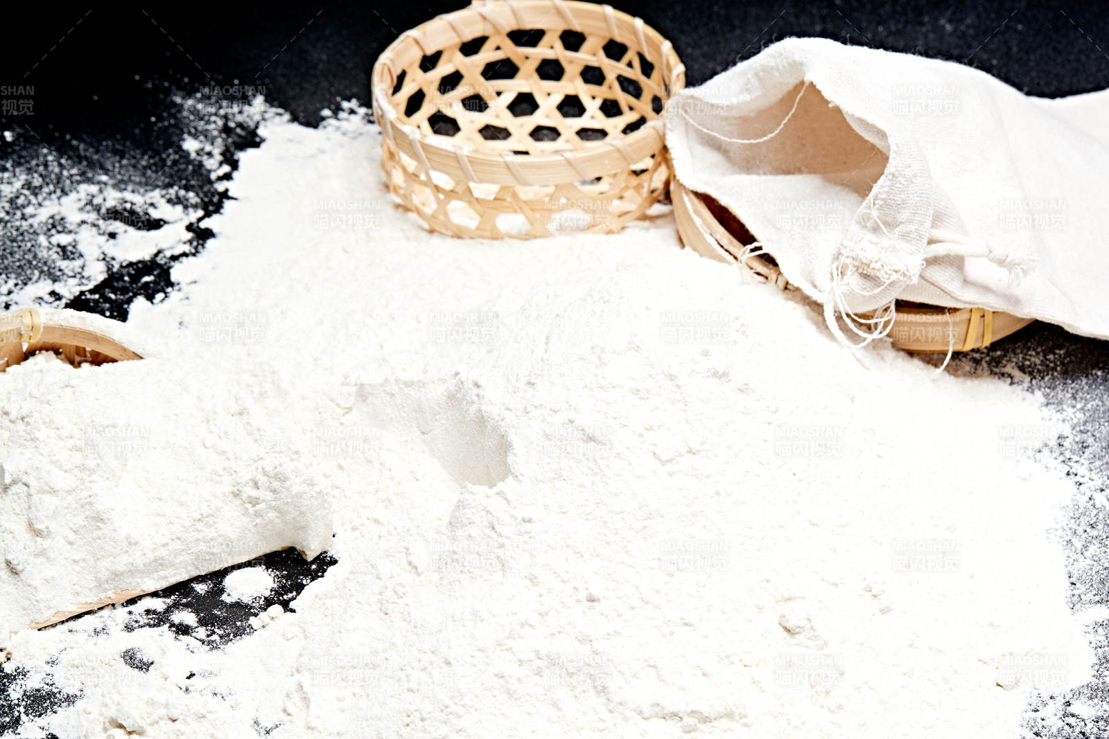 黑色背景上的粗粮荞麦面粉