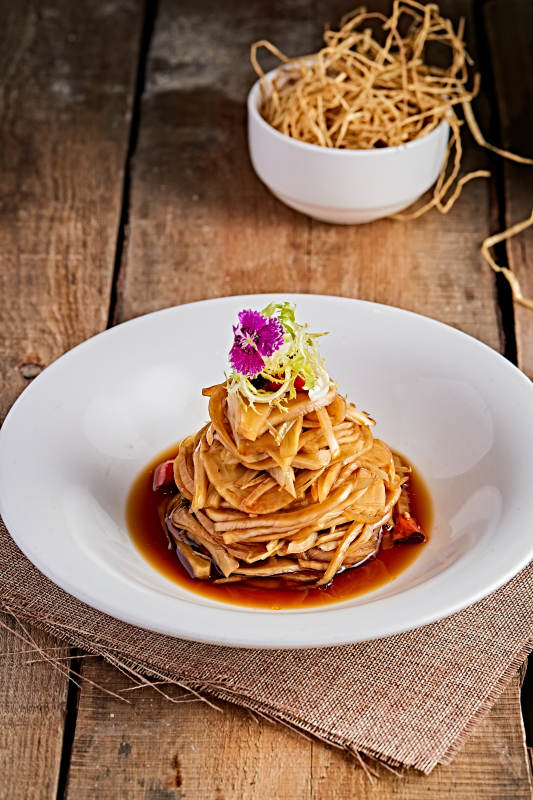 白色瓷盘装的醋腌萝卜皮