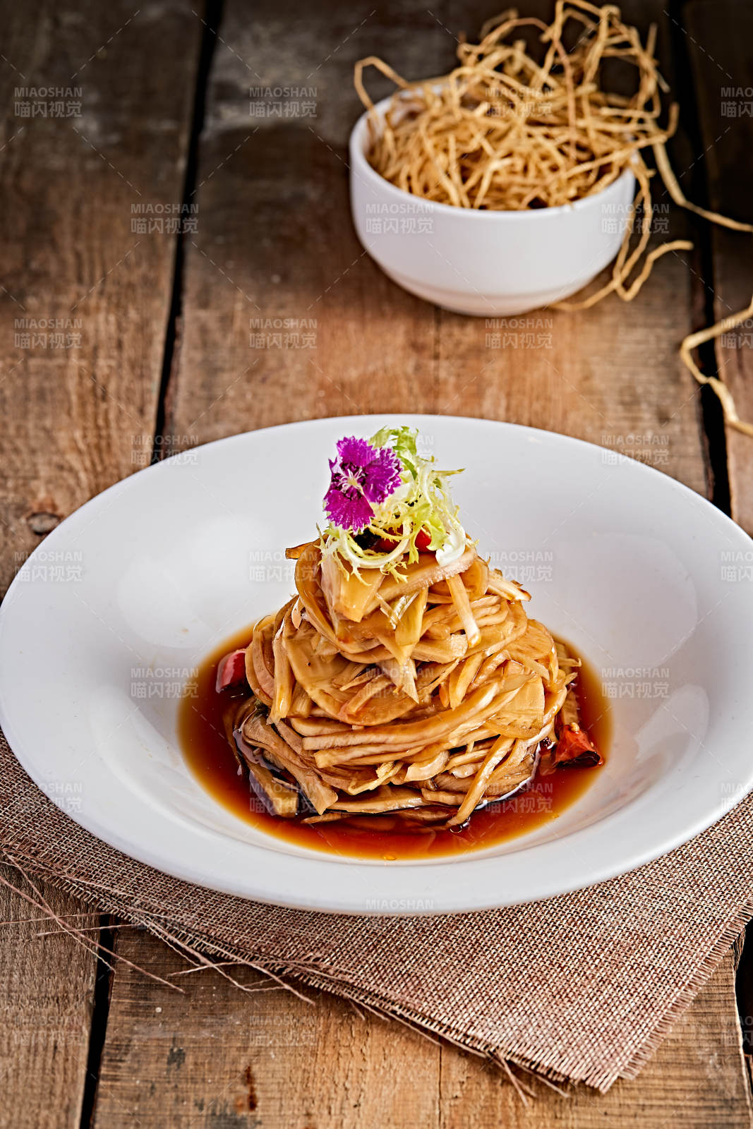 白色瓷盤裝的醋腌蘿卜皮