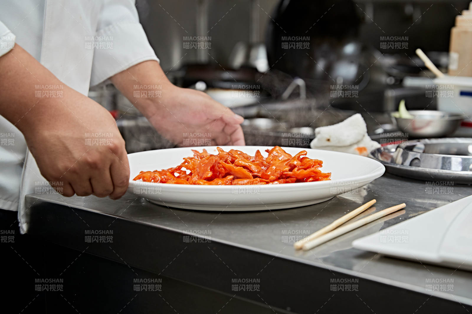 人與食物緊張忙碌的中餐廚房