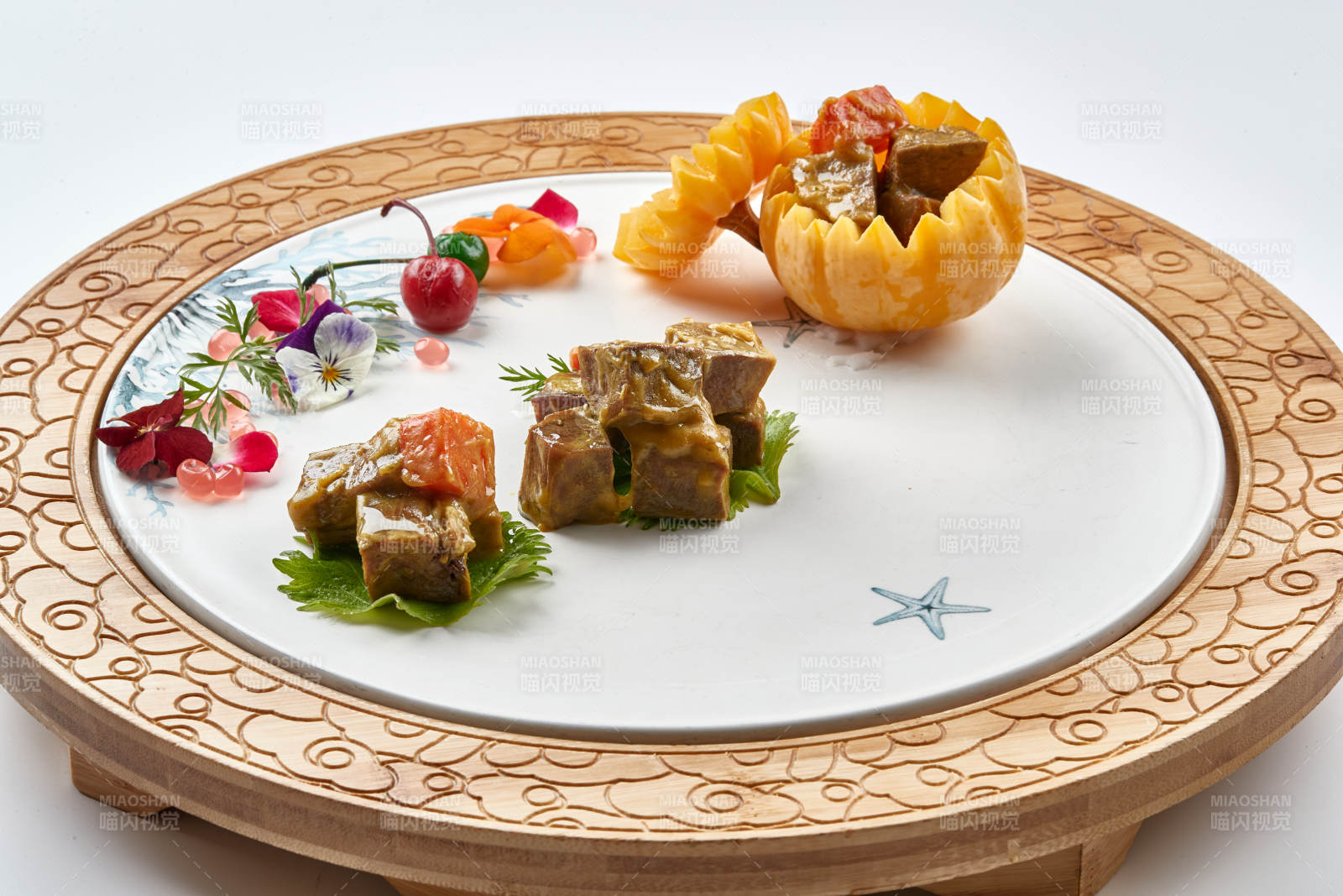 精美餐具裝的咖喱雪花和牛粒