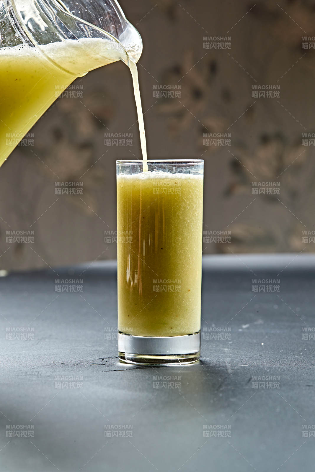 玻璃器皿装的鲜榨果蔬汁