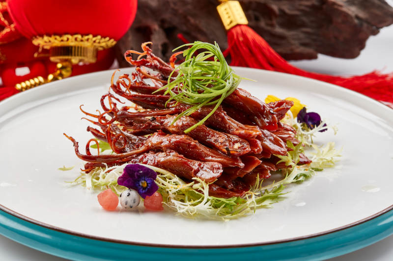 白色瓷盘装的美味卤鸭舌