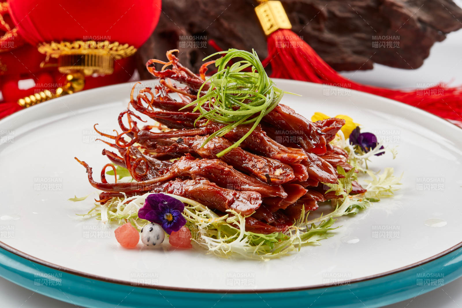 白色瓷盘装的美味卤鸭舌