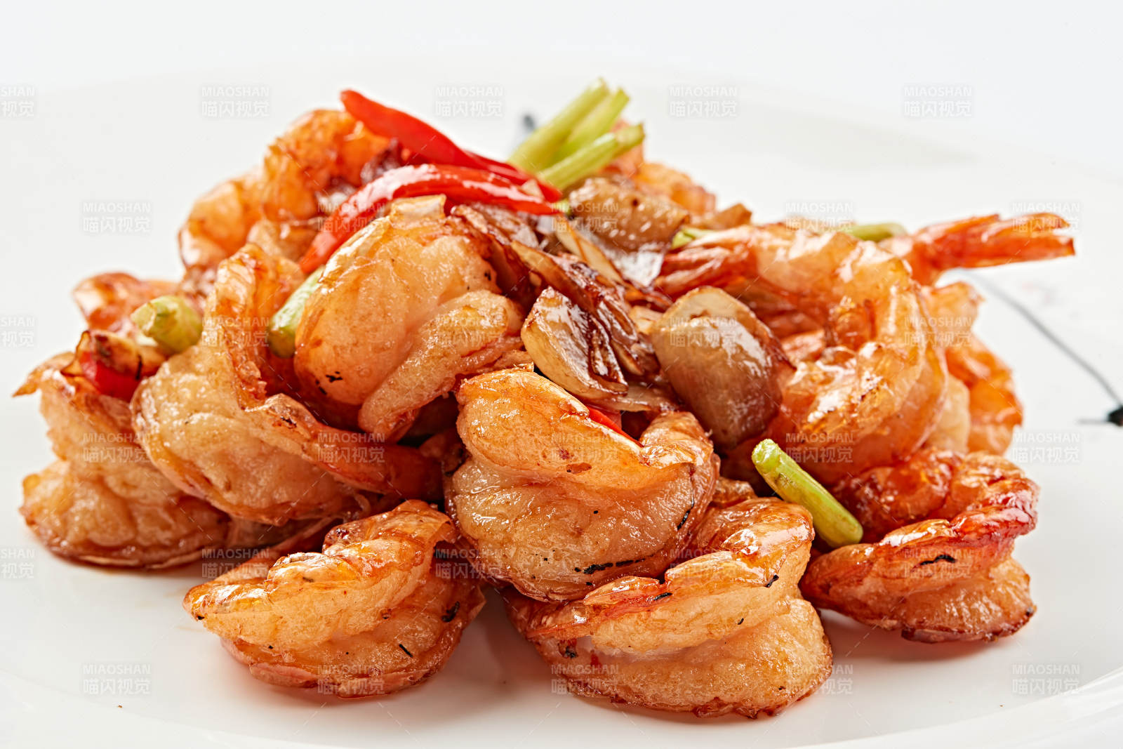 白色瓷盤裝的甜辣油炸開背蝦