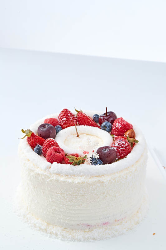 鮮水果椰蓉雪花生日蛋糕