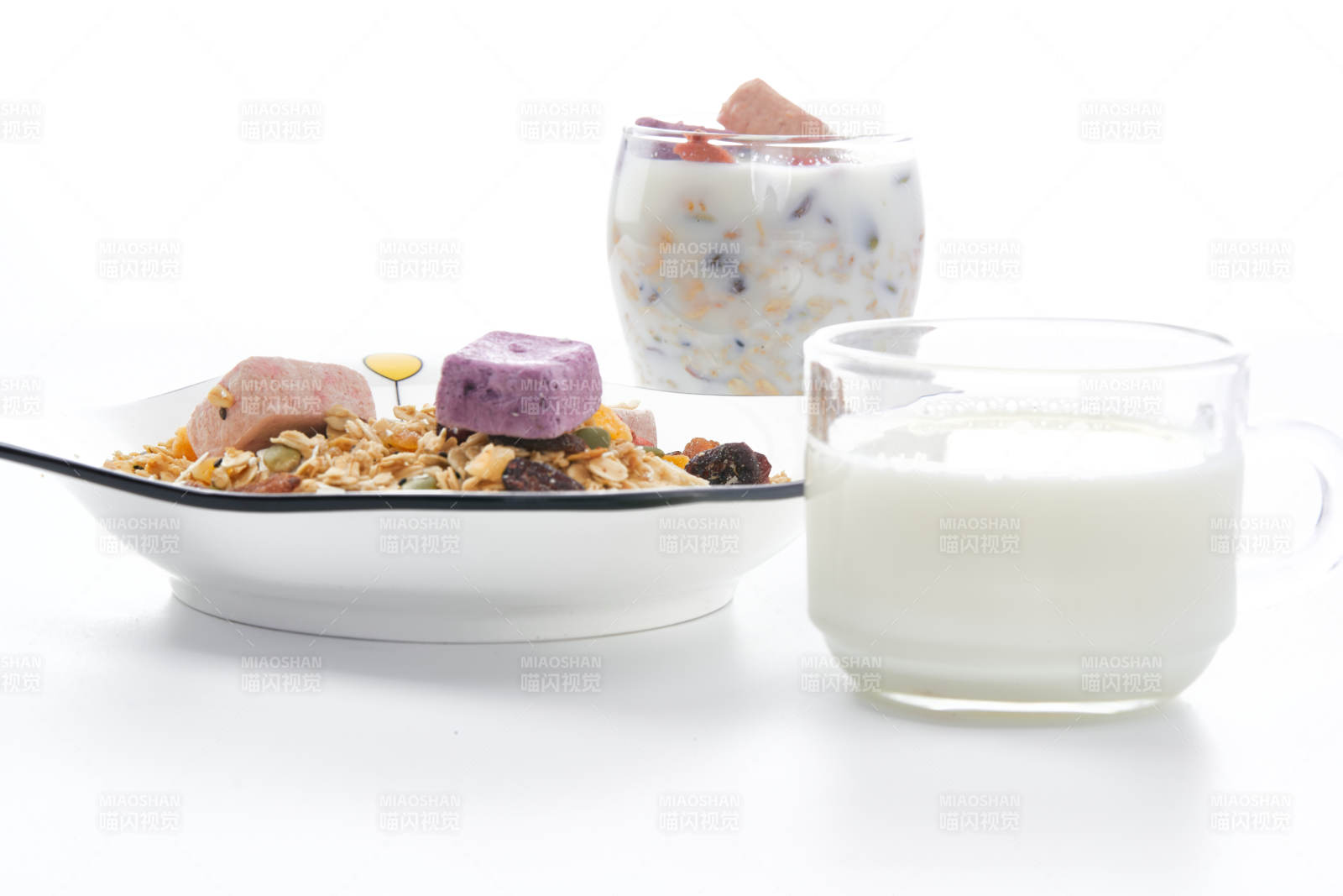 美味健康的营养早餐坚果混合烤燕麦