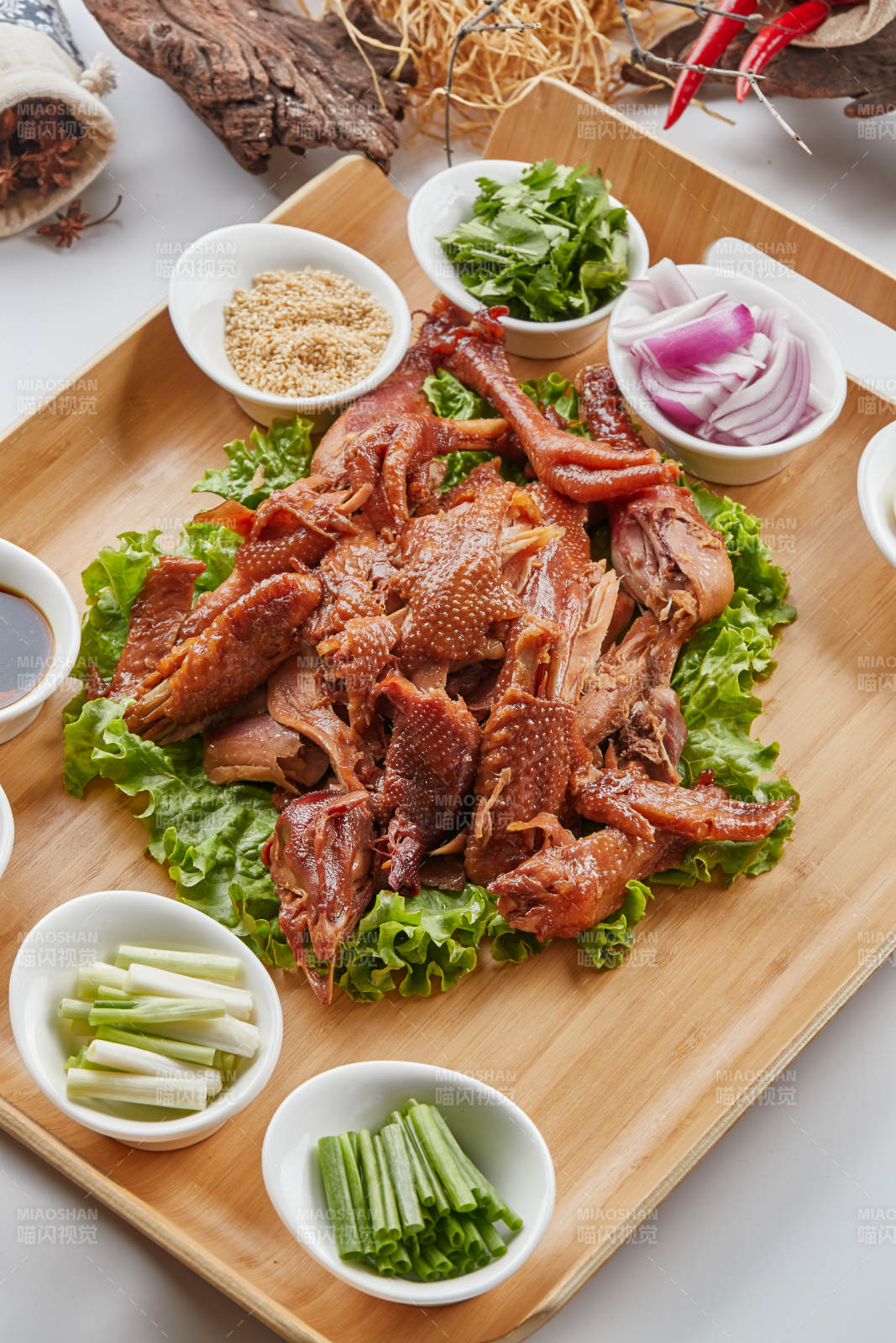 木質托盤裝的手撕熏柴雞