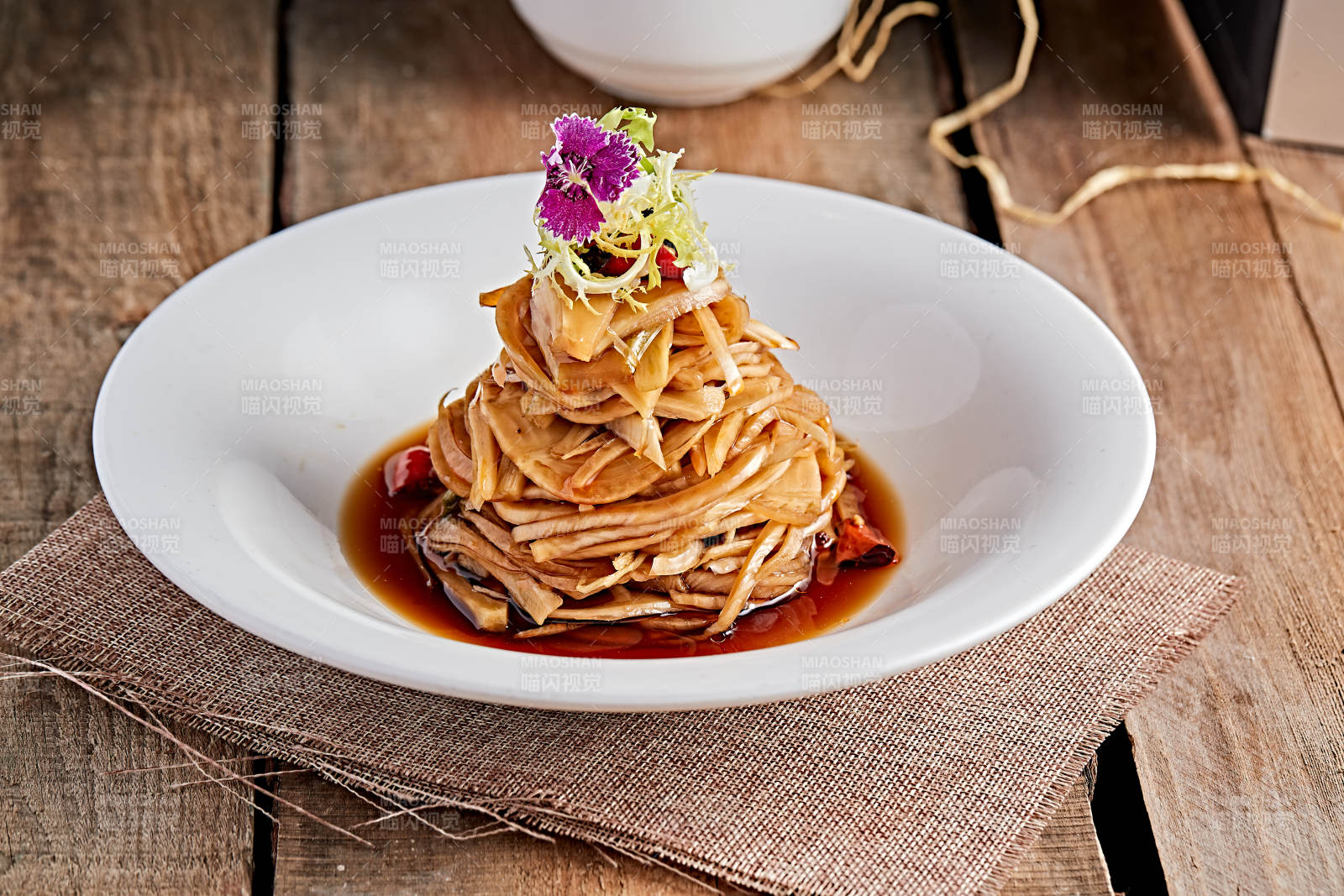 白色瓷盤裝的醋腌蘿卜皮