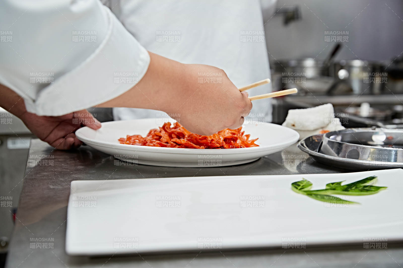 人與食物緊張忙碌的中餐廚房