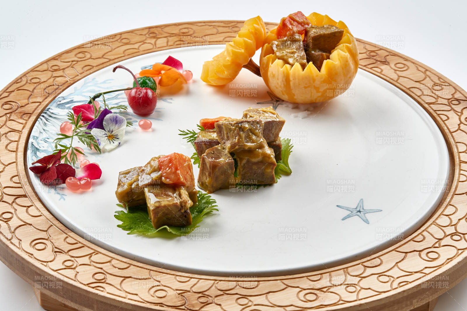 精美餐具裝的咖喱雪花和牛粒