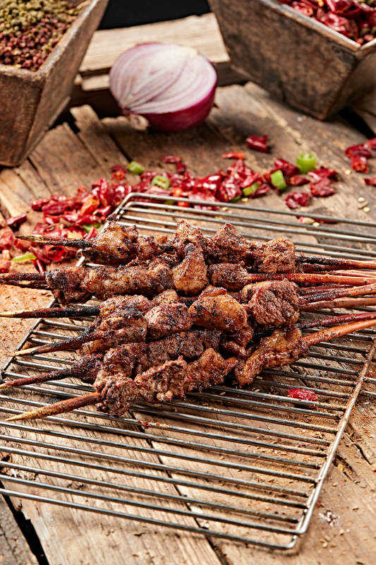 满是烟火气的烤炉上的鲜羊肉新疆红柳大串