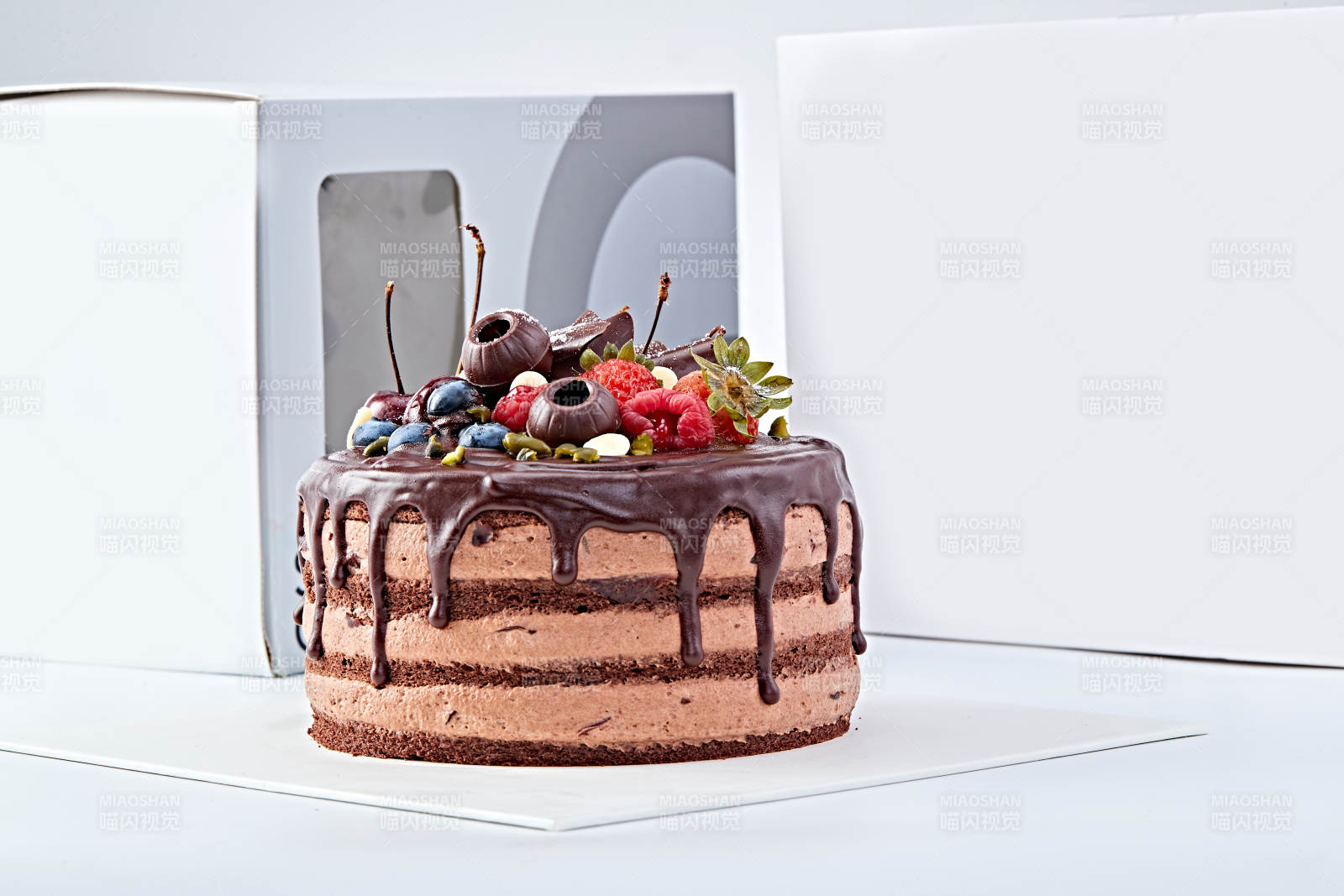 蓝莓草莓车厘子巧克力鲜奶慕斯生日蛋糕