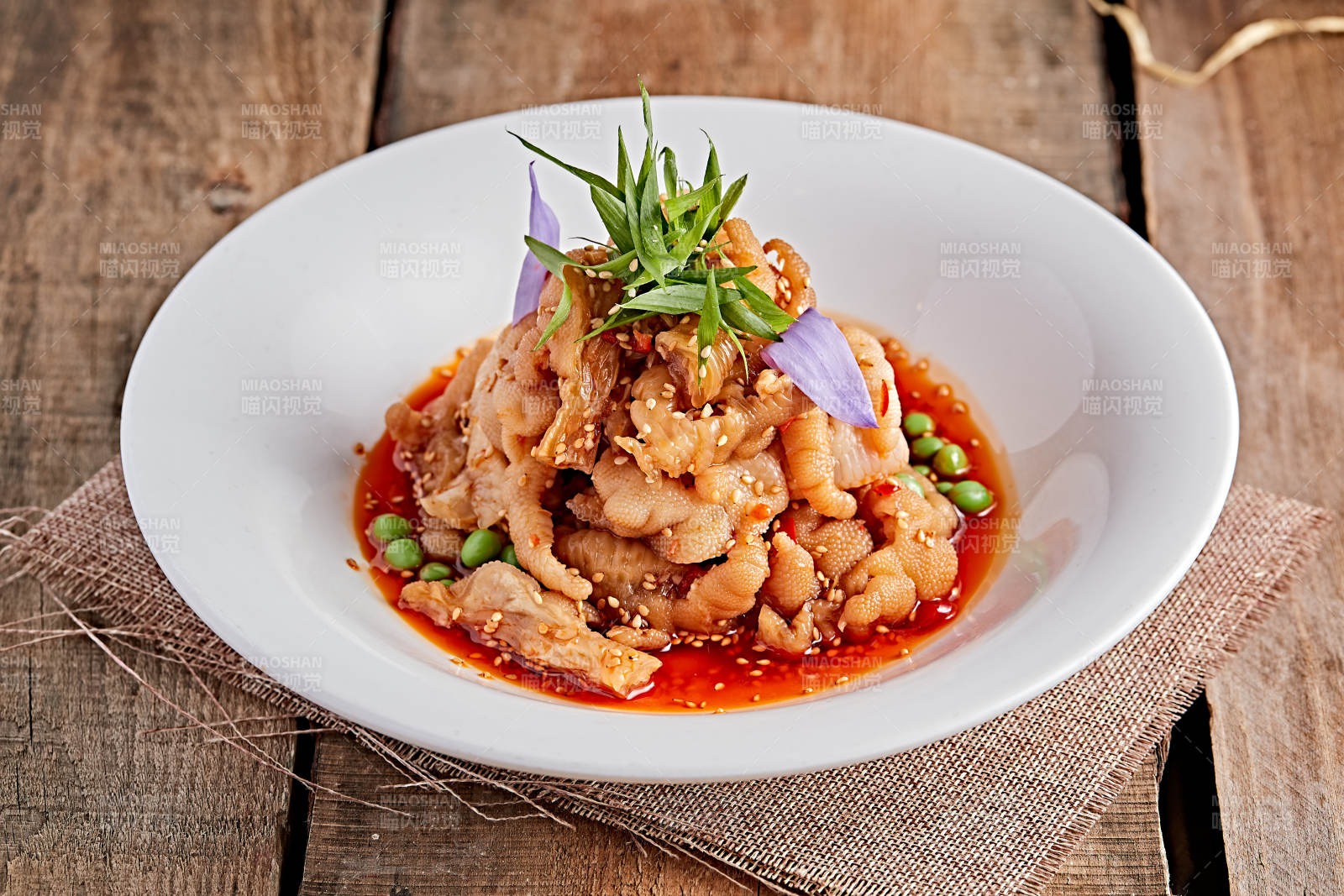 白色瓷盘装的红油酸辣脱骨凤爪