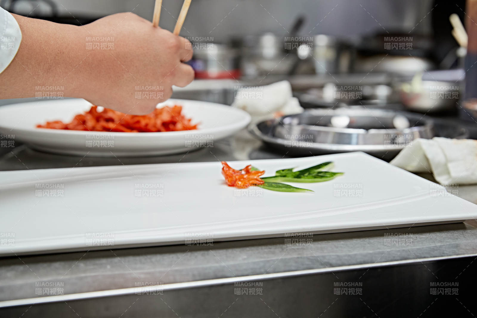 人與食物緊張忙碌的中餐廚房
