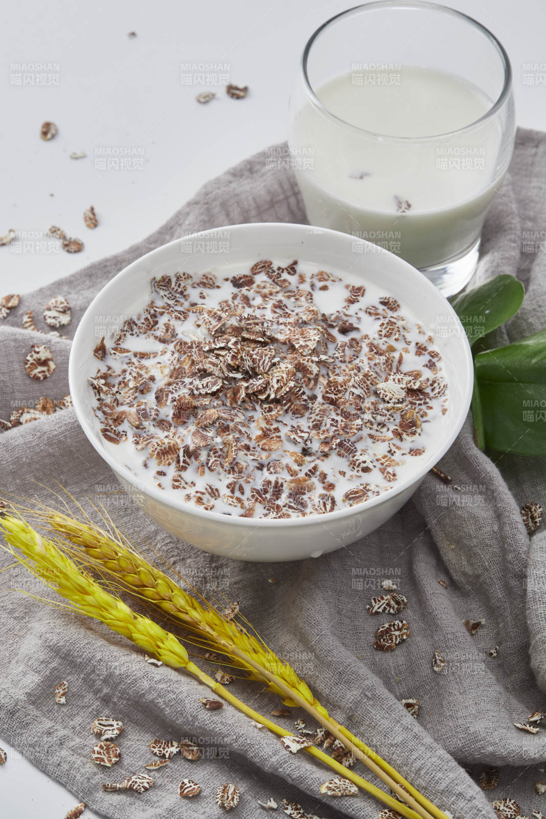 向装满低脂黑燕麦片的碗中倾倒牛奶