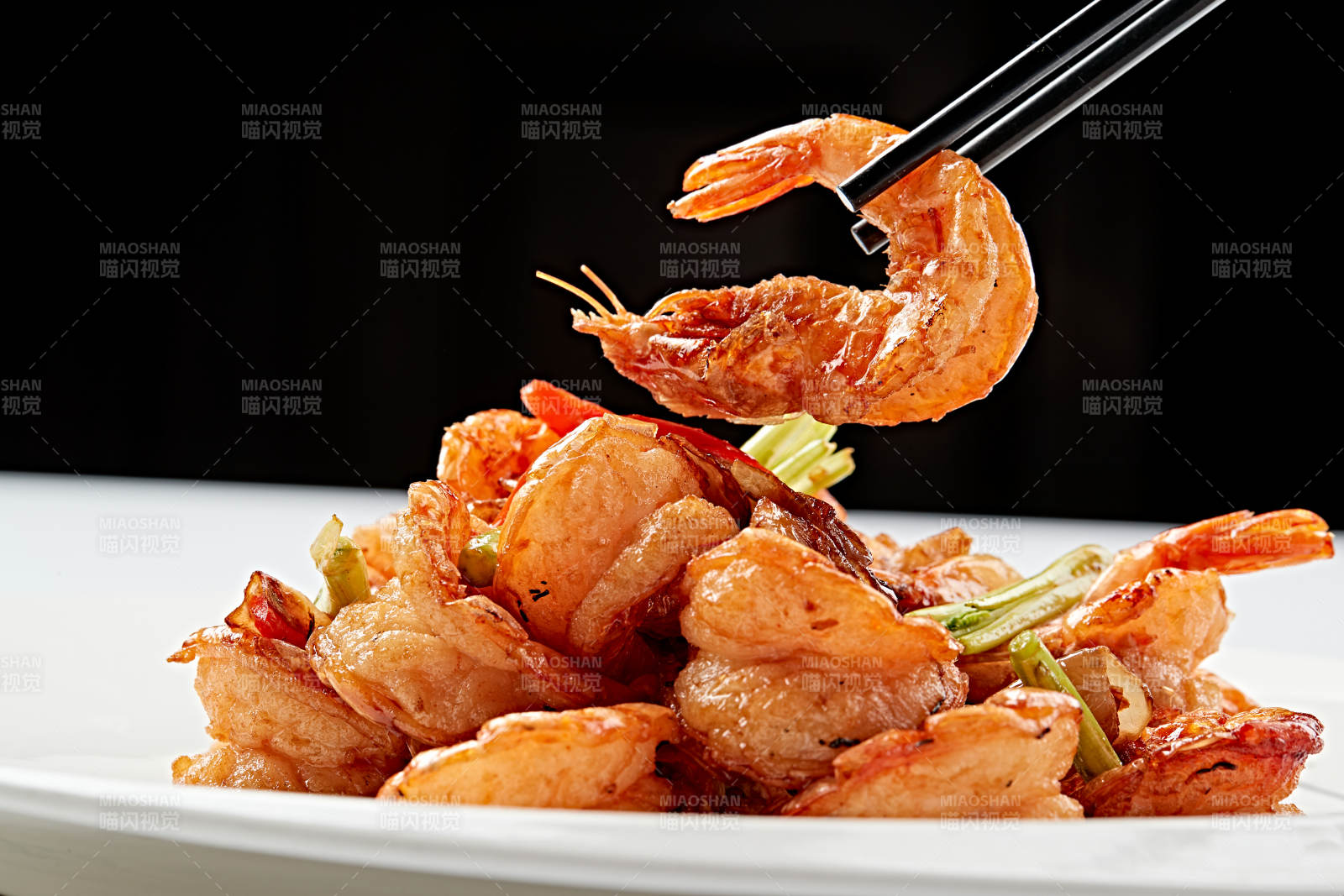 白色瓷盤裝的甜辣油炸開背蝦