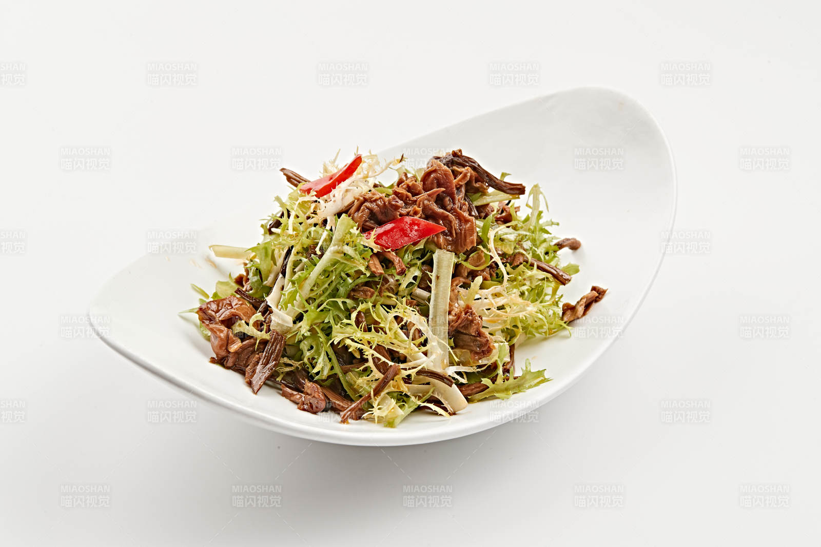 白色瓷盤裝的苦菊熗拌茶樹菇