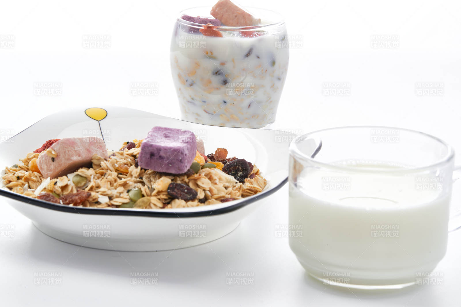 美味健康的营养早餐坚果混合烤燕麦