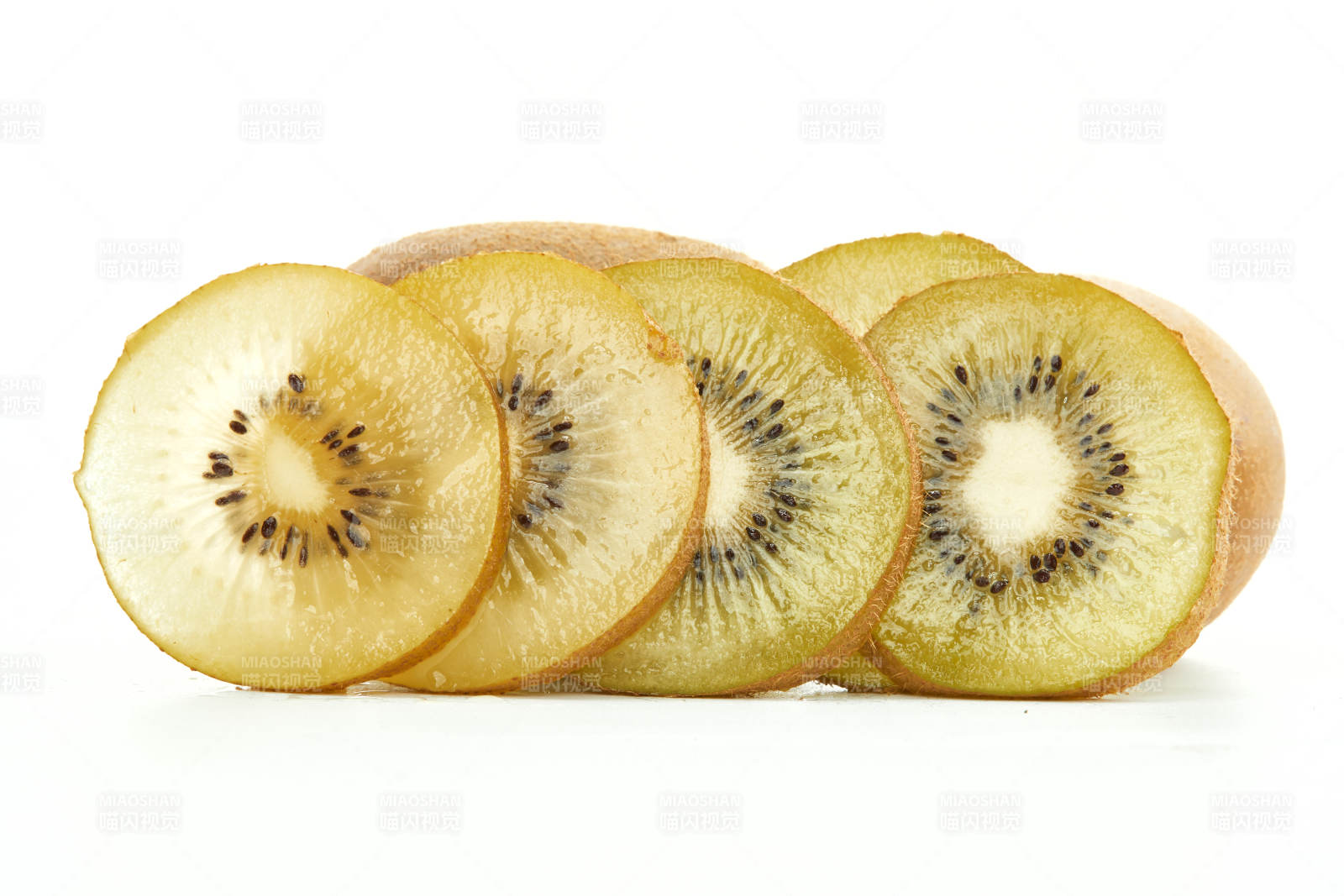 白色背景上摆放的新鲜水嫩猕猴桃
