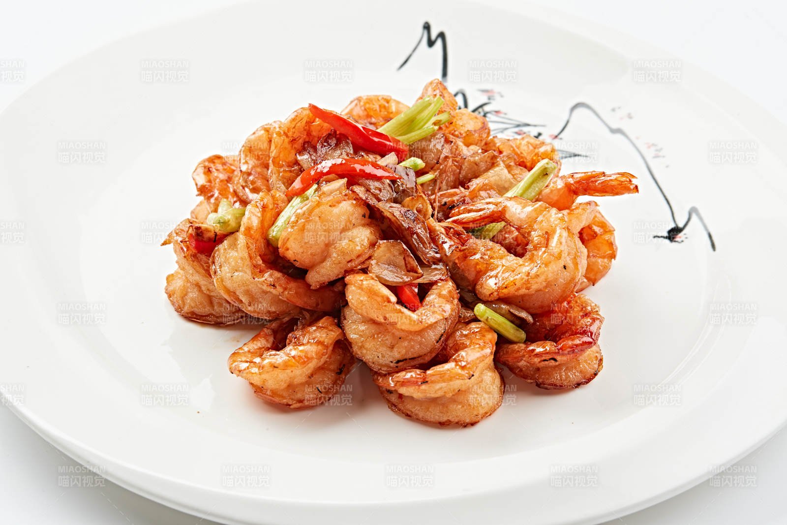 白色瓷盤(pán)裝的甜辣油炸開(kāi)背蝦