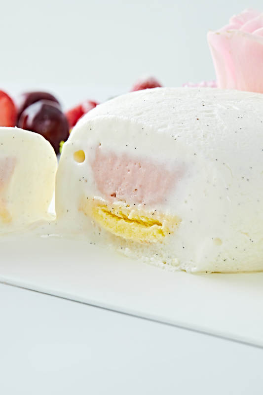 爱心造型椰奶香芋情人节蛋糕