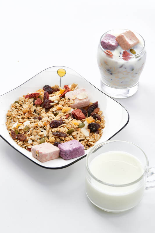 美味健康的营养早餐坚果混合烤燕麦