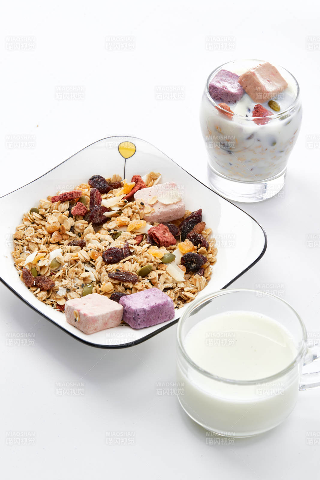 美味健康的营养早餐坚果混合烤燕麦