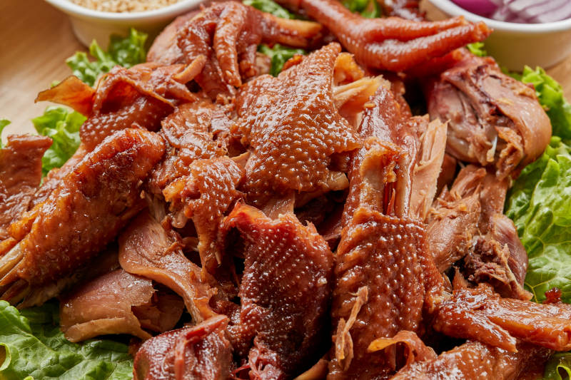 木质托盘装的手撕熏柴鸡