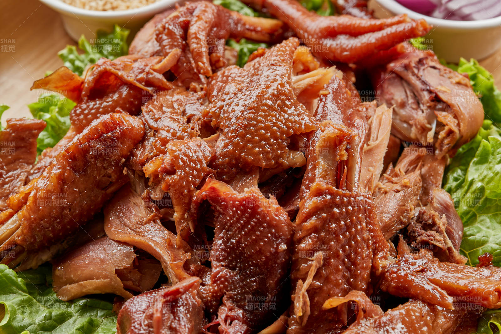 木質托盤裝的手撕熏柴雞