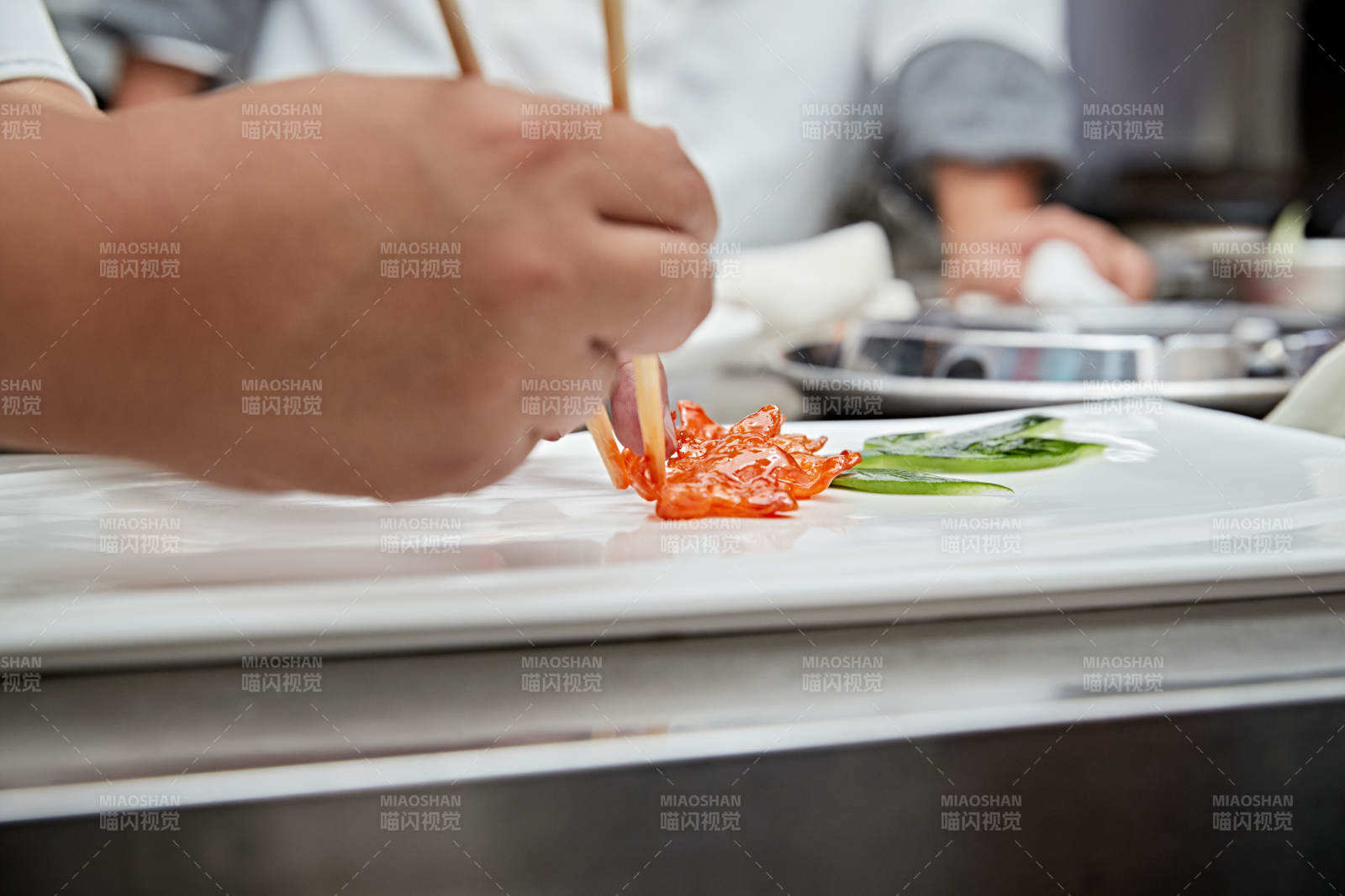 人與食物緊張忙碌的中餐廚房