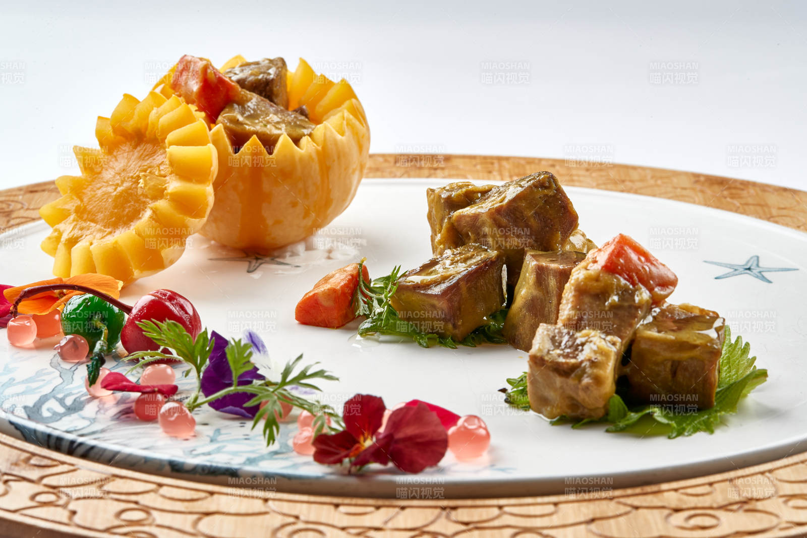 精美餐具裝的咖喱雪花和牛粒