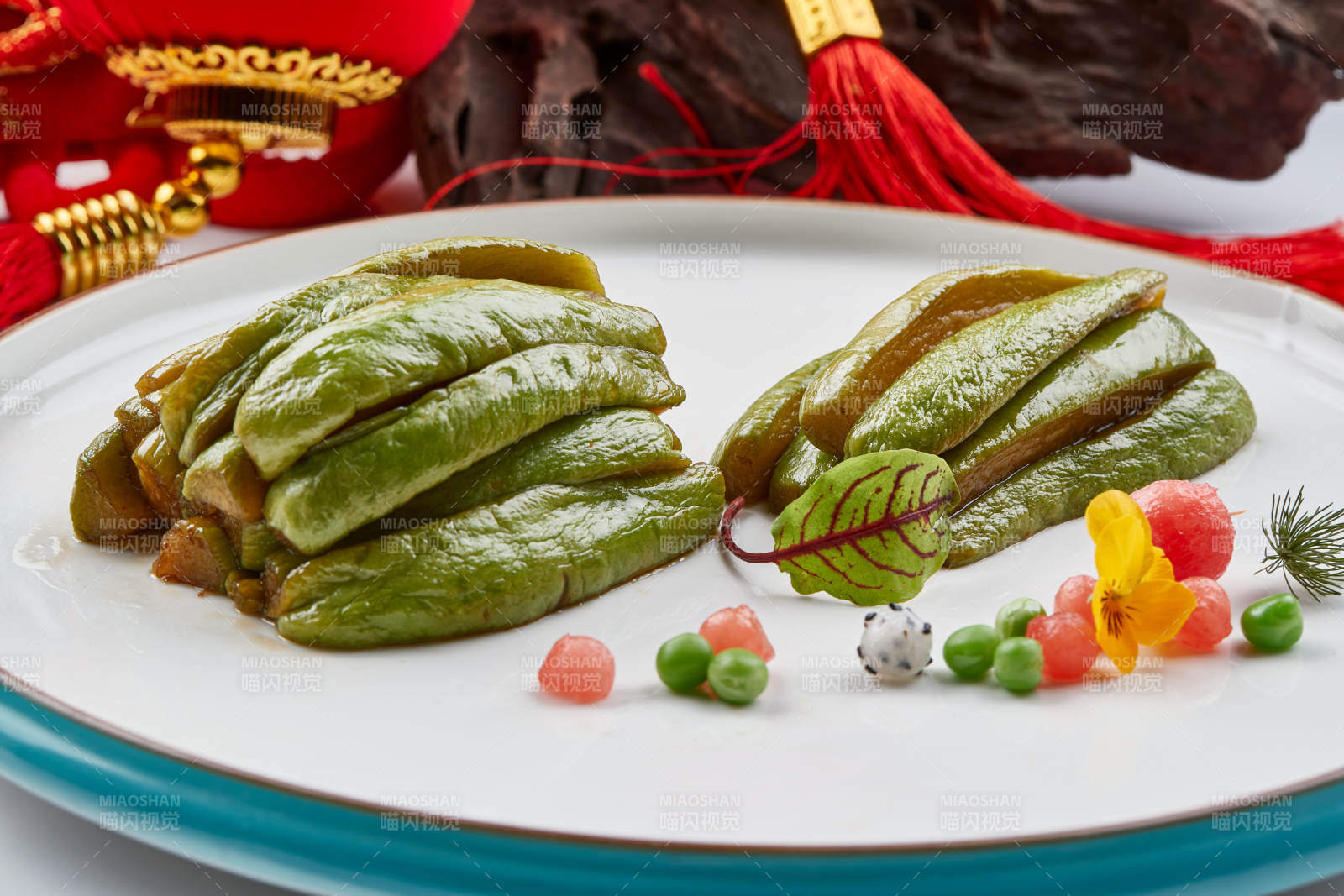 精美瓷餐具装的腌渍佛手瓜