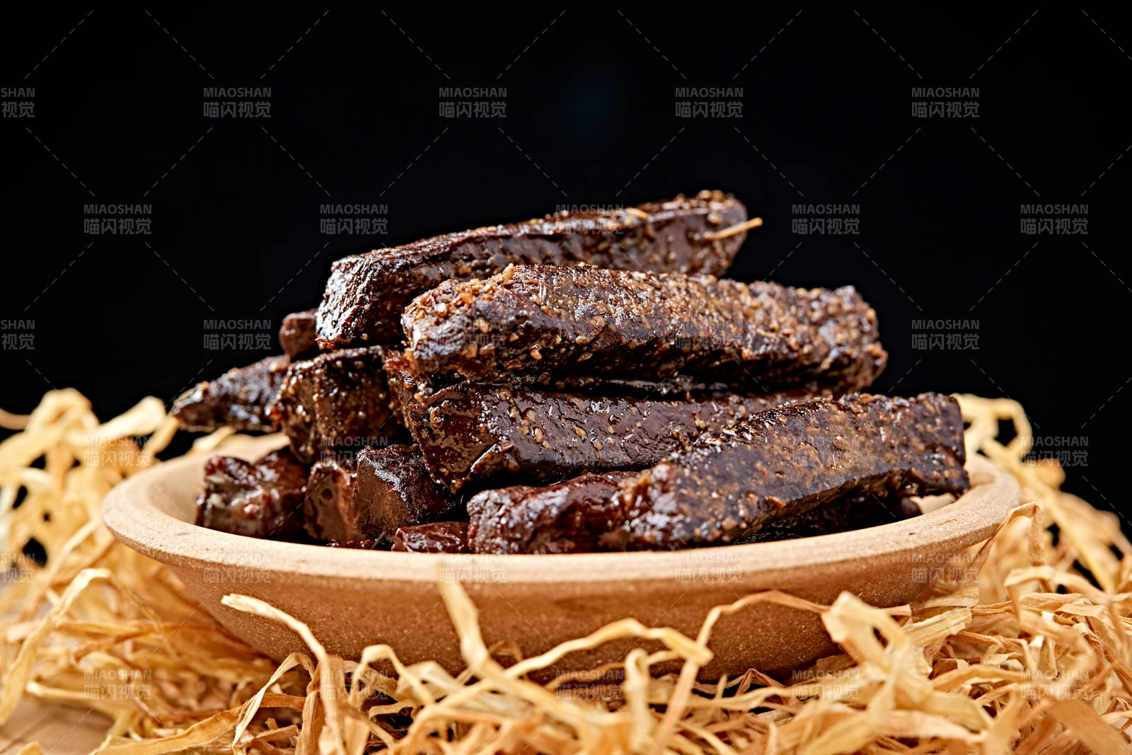 陶瓷餐具装摆的内蒙古特产牛肉干