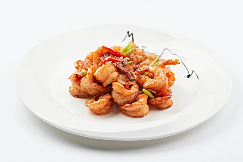 白色瓷盘装的甜辣油炸开背虾