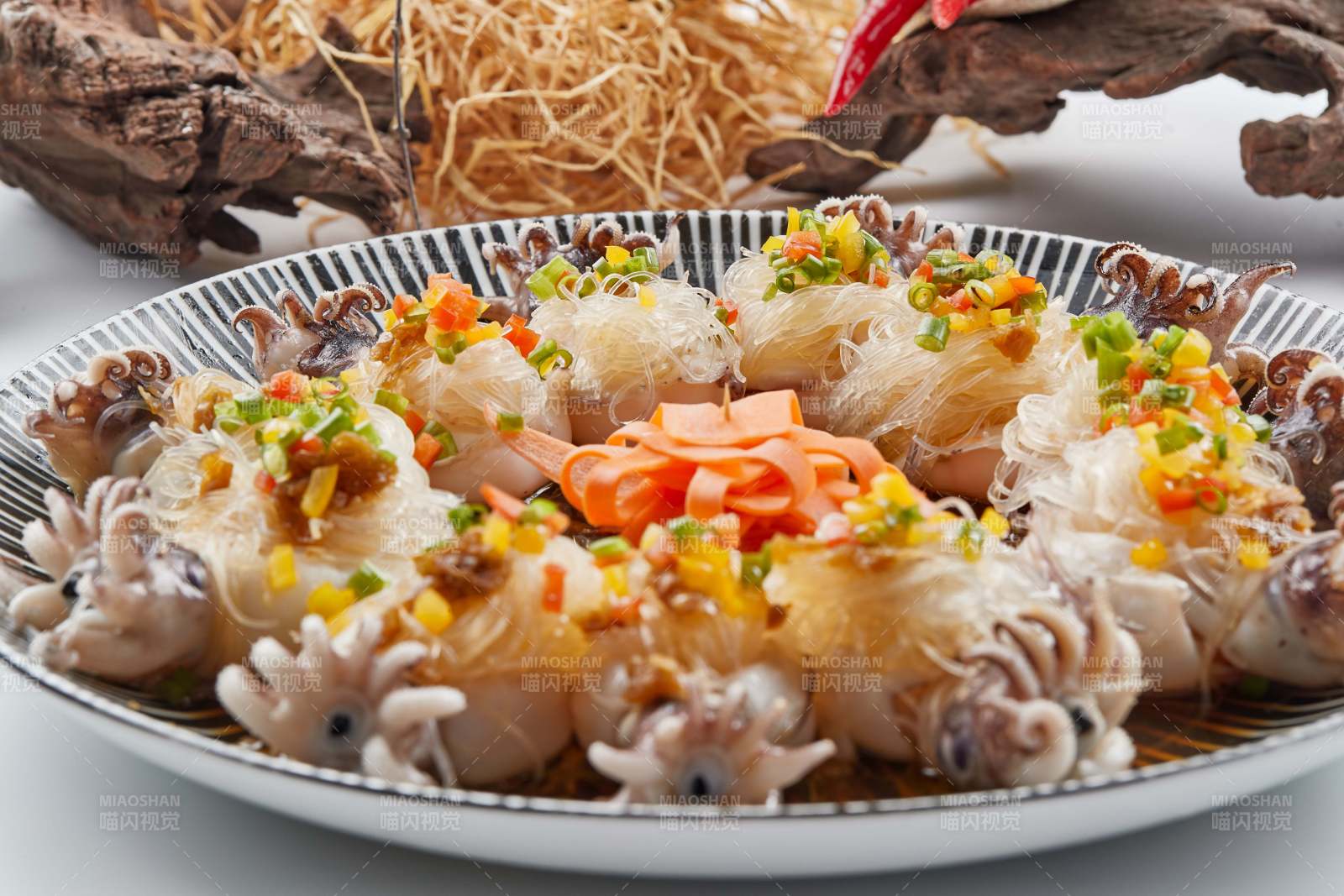 精美餐具装的蒜蓉粉丝蒸籽乌