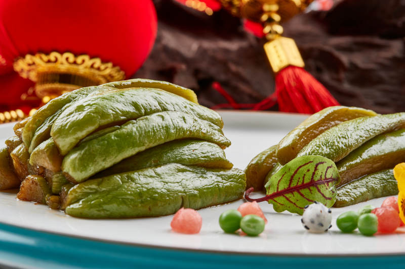 精美瓷餐具装的腌渍佛手瓜