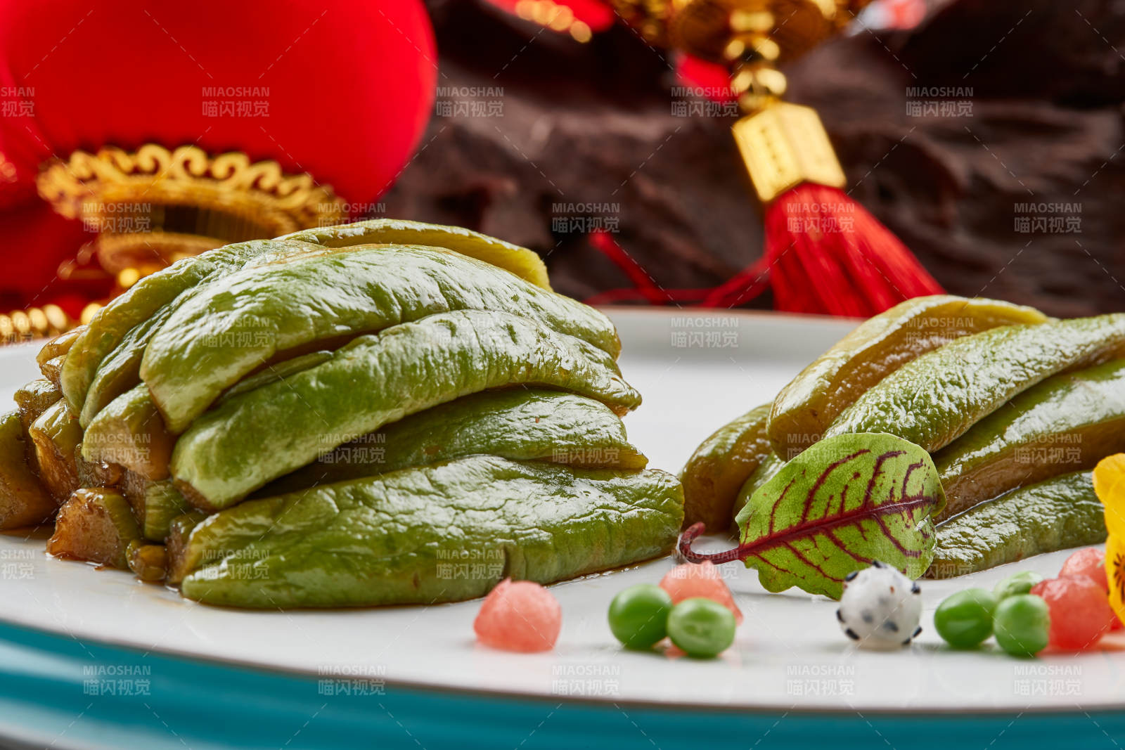 精美瓷餐具装的腌渍佛手瓜