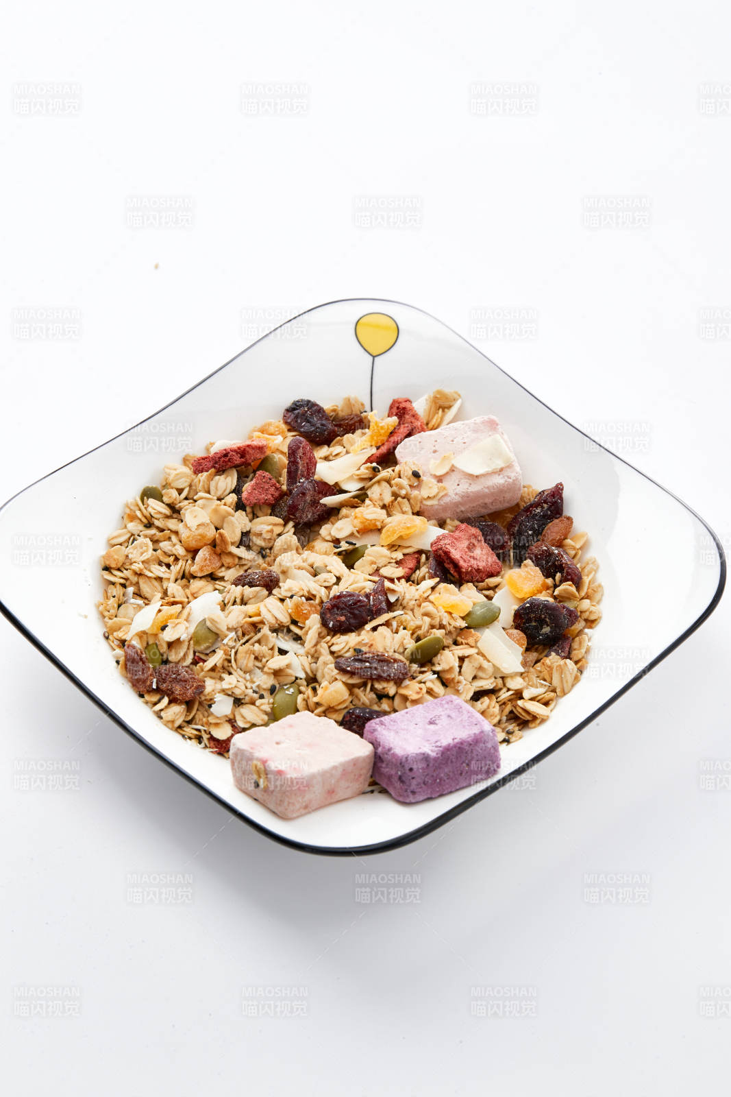 美味健康的营养早餐坚果混合烤燕麦